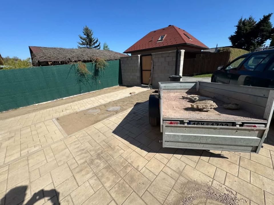 Dokončená příjezdová cesta ze zámkové dlažby